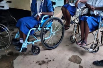 திடீரென 100 மாணவிகளுக்கு கால்கள் செயலிழப்பு - பள்ளியை இழுத்து மூடிய அரசு!