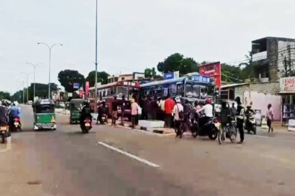 கிளிநொச்சியில் அரச, தனியார் பேருந்துகளால் அவதியடையும் மக்கள்! | People Affected Govt And Private Buses Kilinochchi