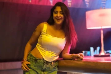 சீரியலில் தான் ஹோம்லி, நிஜத்தில் இவ்ளோ க்ளாமரா எதிர்நீச்சல் நடிகை