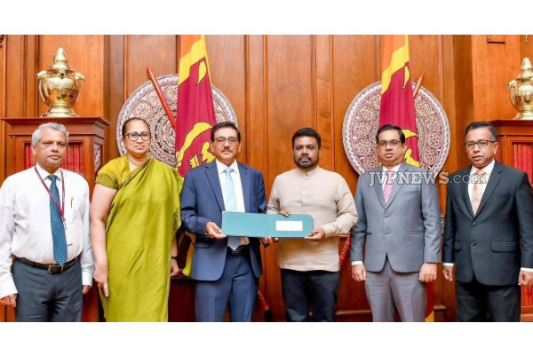 இலங்கை மத்திய வங்கியின் 75 ஆவது ஆண்டு ; 2000 ரூபாய் புதிய நாணயத் தாள் ஜனாதிபதியிடம் கையளிப்பு | 75Th Anniversary Central Bank Of Ceylon 2000 Rupee