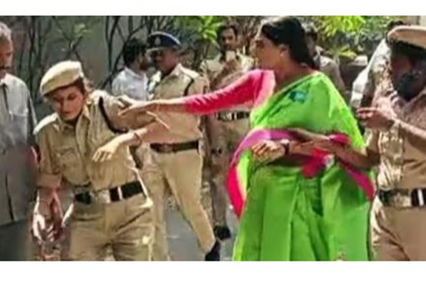 போலீஸாரை ஓங்கி கன்னத்தில் அறைந்த முதலமைச்சரின் தங்கை - பரபரப்பு | Telangana Politician Ys Sharmila Slaps Cop போலீஸாரை ஓங்கி கன்னத்தில் அறைந்த முதலமைச்சரின் தங்கை - பரபரப்பு | Telangana Politician Ys Sharmila Slaps Cop