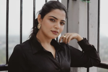 நடிகை நிகிலா விமல் அழகிய மொட்டைமாடி போட்டோஷூட்