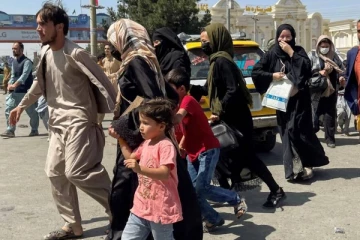 ஆப்கானில்  தேசிய கொடியை ஏந்திய மக்கள் பேரணியில் துப்பாக்கி சூடு