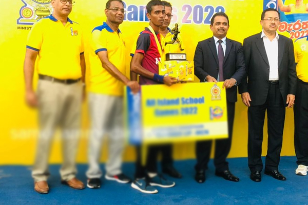 மரதன் ஓட்டப்போட்டியில் சாதனை படைத்த மாணவன் | A Student With Record In Marathon Running