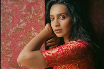 கடற்கரையில் இன்னர் வியருடன் போஸ்!! தனுஷ் பட நடிகை சஞ்சனாவில் புகைப்படங்கள்..