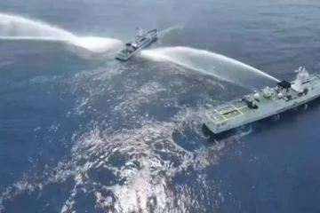 பிலிப்பைன்ஸ் கப்பல் மீது தண்ணீர் பீரங்கிகள் மூலம் தாக்கிய சீனா