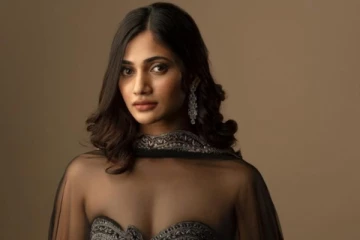 பிரபல நடிகைக்கு முத்தம் கொடுத்த லாஸ்லியா.. யார் அந்த நடிகை தெரியுமா