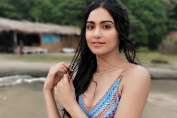 மிரர் செல்பியில் எல்லைமீறிய அடா ஷர்மா! இப்படி ஒரு உடையிலா போட்டோ எடுப்பது