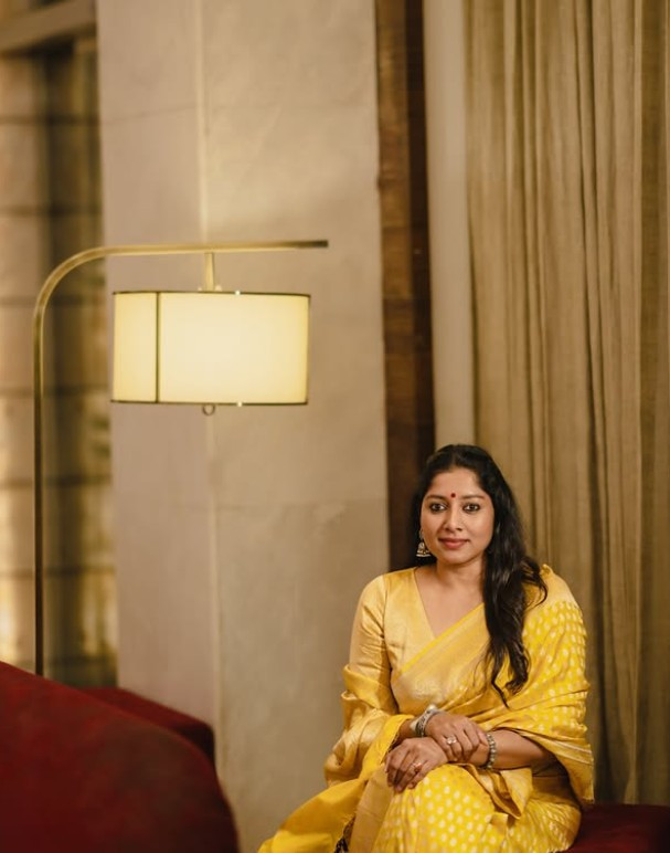 மஞ்சள் நிற புடவையின் அழகில் மயக்கும் Heart Beat Web தொடர் புகழ் அனுமோல் 6 Gallery