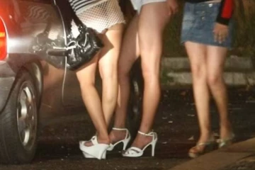 வவுனியாவில் விடுதியொன்றில் மோசமான செயலில் ஈடுபட்ட 3 இளம் பெண்கள் சிக்கினர்!