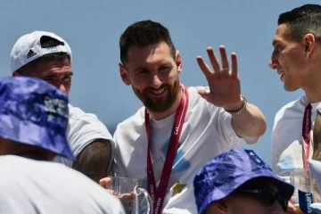 உலகக் கோப்பை வெற்றிக் கொண்டாட்டத்தில் அசம்பாவிதம்: ஹெலிகொப்டரில் வெளியேற்றப்பட்ட மெஸ்ஸி உள்ளிட்ட வீரர்கள்