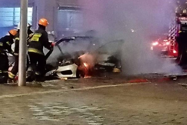 கொழும்பில் நள்ளிரவில் பயங்கரம்:  திடீரென தீப்பிடித்து எரிந்த சொகுசு கார்! | Colombo Benz Car Fire Accident