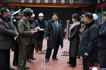 புதிய அணு ஆயுத நீர்மூழ்கியை மகளுடன் பார்வையிடச் சென்ற கிம் ஜோங் உன்