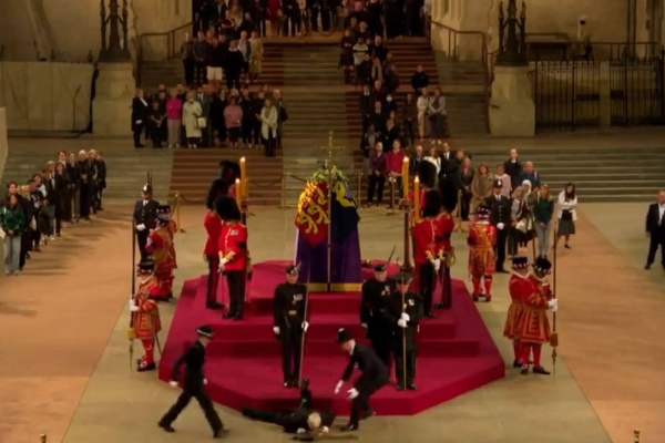 குயின் எலிசபெத் உடல் அருகே இருந்த காவலர் திடீர் மயக்கம்! நடந்தது என்ன? | Queen Elizabeth Security Officer Fall Down