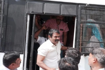நாம் தமிழர் கட்சி ஒருங்கிணைப்பாளர் சீமான் திடீர் கைது