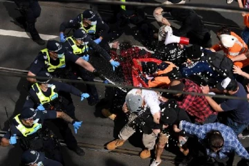 ஊரடங்குக்கு எதிராக திரண்ட மக்கள்: பெப்பர் ஸ்ப்ரே அடித்து விரட்டிய பொலிஸ்