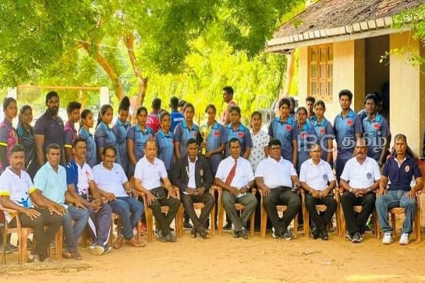 வடமாகாண குத்துச்சண்டை போட்டியில் முல்லைத்தீவு ஆண்கள் மற்றும் பெண்கள் அணிகள் முதலிடம்! (படங்கள்) | Mullaitivu Men S And Women S Teams First Boxing