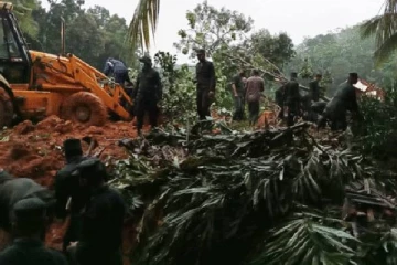 இலங்கையில் தொடரும் சோகம்: மண்சரிவில் சிக்கி 2 பேர் பலி: மூவர் மாயம்!