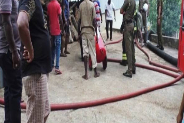 அதிகாலை இடம்பெற்ற பயங்கர சம்பவம்... திடீரென தீப்பற்றி எரிந்த தொழிற்சாலை! | Nawalapitiya Fire Broke Out In A Tea Factory அதிகாலை இடம்பெற்ற பயங்கர சம்பவம்... திடீரென தீப்பற்றி எரிந்த தொழிற்சாலை! | Nawalapitiya Fire Broke Out In A Tea Factory