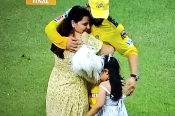 கர்ப்பமாக இருக்கும் தல தோனியின் மனைவி! இன்ப அதிர்ச்சியில் ரசிகர்கள்...  இது உண்மையா?