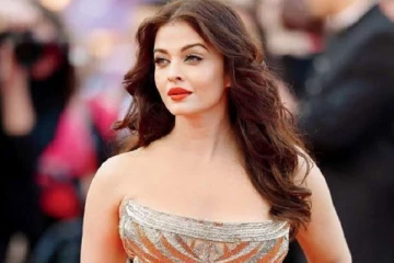 உலகப்புகழ் பெற்ற கேன்ஸ் திரைப்பட விழாவில் குடும்பத்துடன் கலந்து கொண்ட ஐஸ்வர்யா ராய் - வைரல் புகைப்படம்