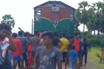 විරෝධතාකරුවන් පිරිසක් දුම්රියක් නතර කරයි