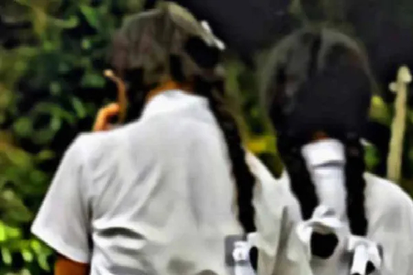 உயர்தர பரீட்சைக்கு தோற்றிய மாணவி மாடியில் இருந்து வீழ்ந்து படுகாயம் | Female Student Falls From A Three Storey Building