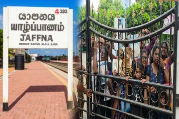 யாழ்ப்பாண மாவட்ட செயலகம் முன் போராட்டத்தில் குதித்த மக்கள்