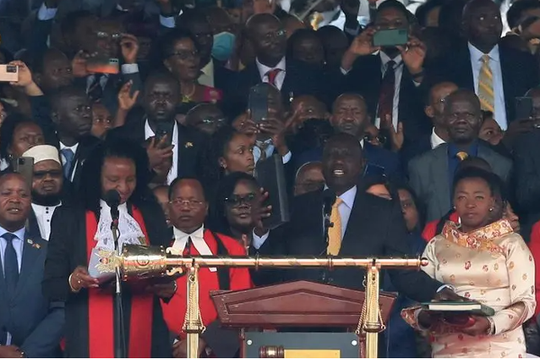கென்யாவின் புதிய அதிபராக பதவியேற்ற வில்லியம் ரூட்டோ! | William Ruto Sworn In As Kenya S New President கென்யாவின் புதிய அதிபராக பதவியேற்ற வில்லியம் ரூட்டோ! | William Ruto Sworn In As Kenya S New President