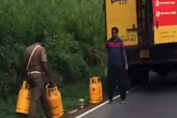 எரிவாயு ஊர்தியை நிறுத்தி நடு வீதியில் எரிவாயுவை பெறும் காவல்துறையினர் (படங்கள்)