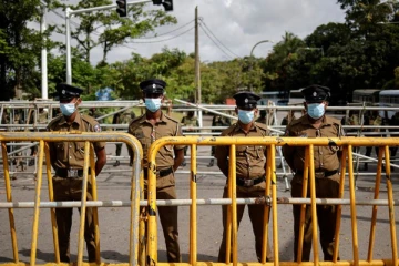 நாடாளுமன்றத்துக்கு அருகே பதற்றம்!