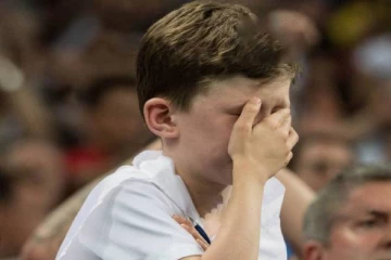 உதைபந்தாட்டத்தில் பிரித்தானியா தோல்வி அடைந்ததால் கதறி அழும் ஈழத்து சிறுவன்