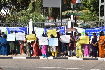 மன்னார் மாவட்டச் செயலகத்திற்கு முன் போராட்டம்