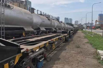 எரிபொருள் ஏற்றிச் சென்ற ரயிலில் மோதி ஒருவர் உயிரிழப்பு