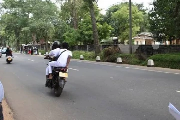 மோட்டார் சைக்கிளில் சென்ற மாணவர்களுக்கு நேர்ந்த கதி