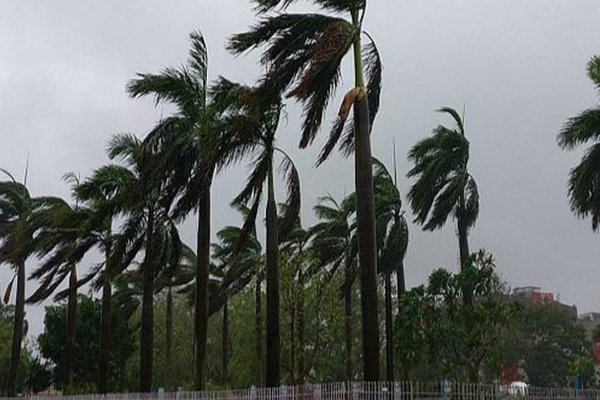 பலத்த காற்றுடன் மழை பெய்ய வாய்ப்பு! | Chance Of Rain With Strong Winds