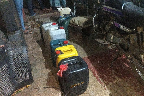 பதுக்கி வைத்திருந்த டீசல் பெட்ரோலுடன் நபர் கைது | Man Arrested With Stashed Diesel Petrol