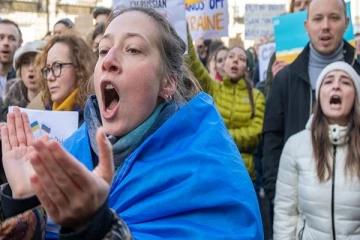 ரஷ்ய தாக்குதல்களுக்கு எதிராக உக்ரேனியர்கள் ஆர்ப்பாட்டம்