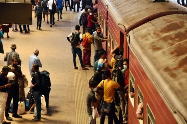 ரயில்களில் நிரம்பி வழியும் பயணிகள் | Trains Overflowing With Passengers