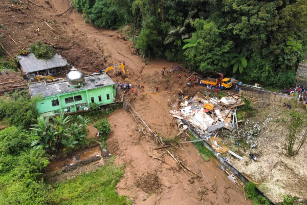 வெள்ளம் மற்றும் மண்சரிவு ; நாடு முழுவதும் போக்குவரத்து முடக்கம் தீவிரம் | Floods Landslides Traffic Intensify Across Country