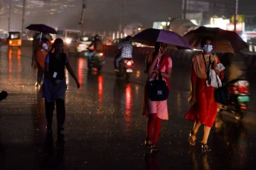 சென்னையில் தொடரும் கனமழை - உதவி எண்கள் அறிவிப்பு