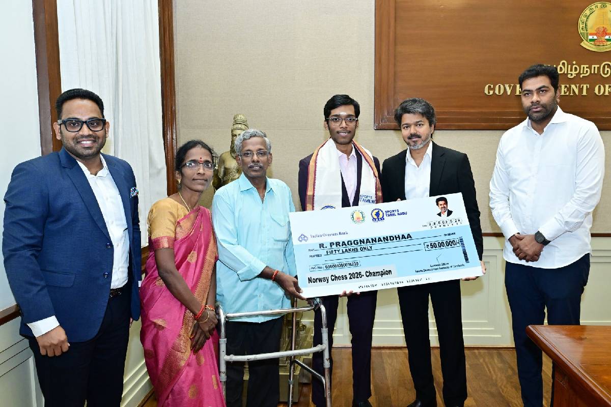 பிரக்ஞானந்தா உடன் செஸ் விளையாடிய முதல்வர் விஜய் | Cm Vijay Plays Chess With Praggnanandhaa பிரக்ஞானந்தா உடன் செஸ் விளையாடிய முதல்வர் விஜய் | Cm Vijay Plays Chess With Praggnanandhaa