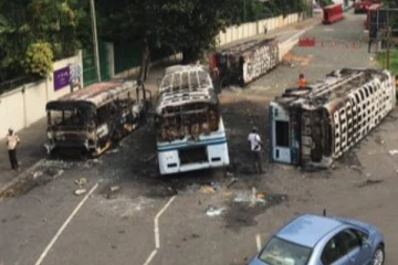 හිටපු අග්‍රාමාත්‍යවරයා වෙනුවෙන් කොළඹ ආව වාහනවලට ඊයේ වූන වැඩේ.. (PHOTOS)