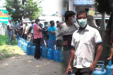 சமையல் எரிவாயு தட்டுப்பாடு: திருகோணமலையில் நீண்ட வரிசையில் காத்திருந்த மக்கள்(Photos)