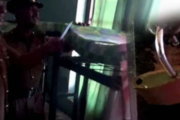 வெறிச்சோடி காணப்பட்ட கட்டடத்தில் பாடசாலை மாணவர்கள் செய்த மோசமான செயல்