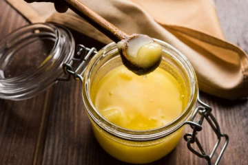 இந்த இடத்தில் நெய் தடவினால் வெள்ளை முடி கருப்பாக மாறுமா? ஆச்சரியமான தகவல்