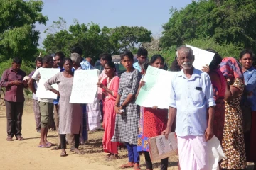 சட்டவிரோத மதுபான நிலையத்தை உடன் மூடுங்கள்: மன்னாரில் ஆர்ப்பாட்டத்தில் இறங்கிய மக்கள்(Video)