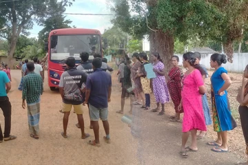 கிளிநொச்சியில் சீரான போக்குவரத்து வசதியை வழங்குமாறு கோரி போராட்டம் முன்னெடுப்பு