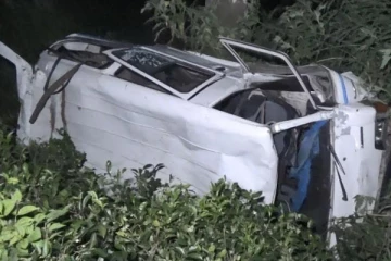 30 அடி பள்ளத்தில் கவிழ்ந்த வேன்