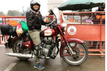 ‘பறக்கும் ராசாளியே ராசாளியே நில்லு’ ;  இந்தியா முழுவதும் ஒற்றையாளாக சுற்றுப்பயணம் செய்து அசத்தும் வீர பெண்மணி